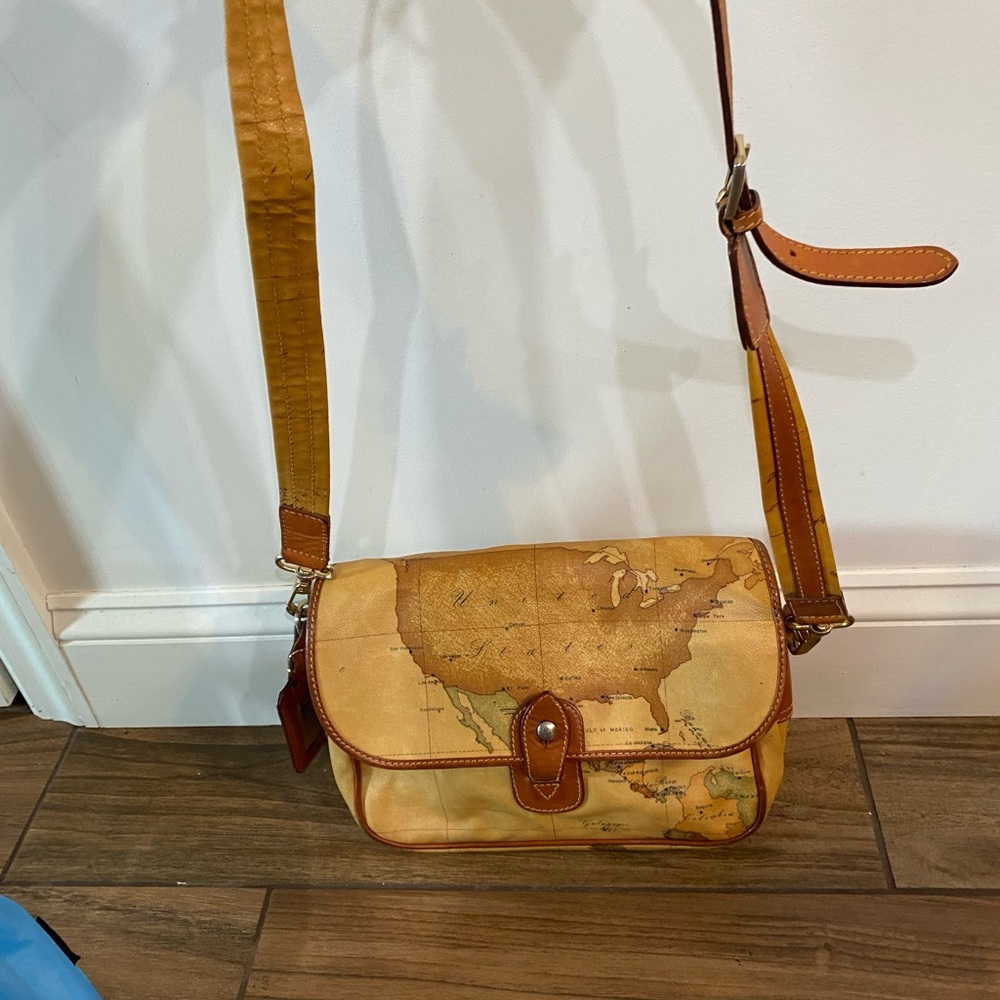 Alviero Martini shoulder bag in great condition. Vintage style . RARE FIND!